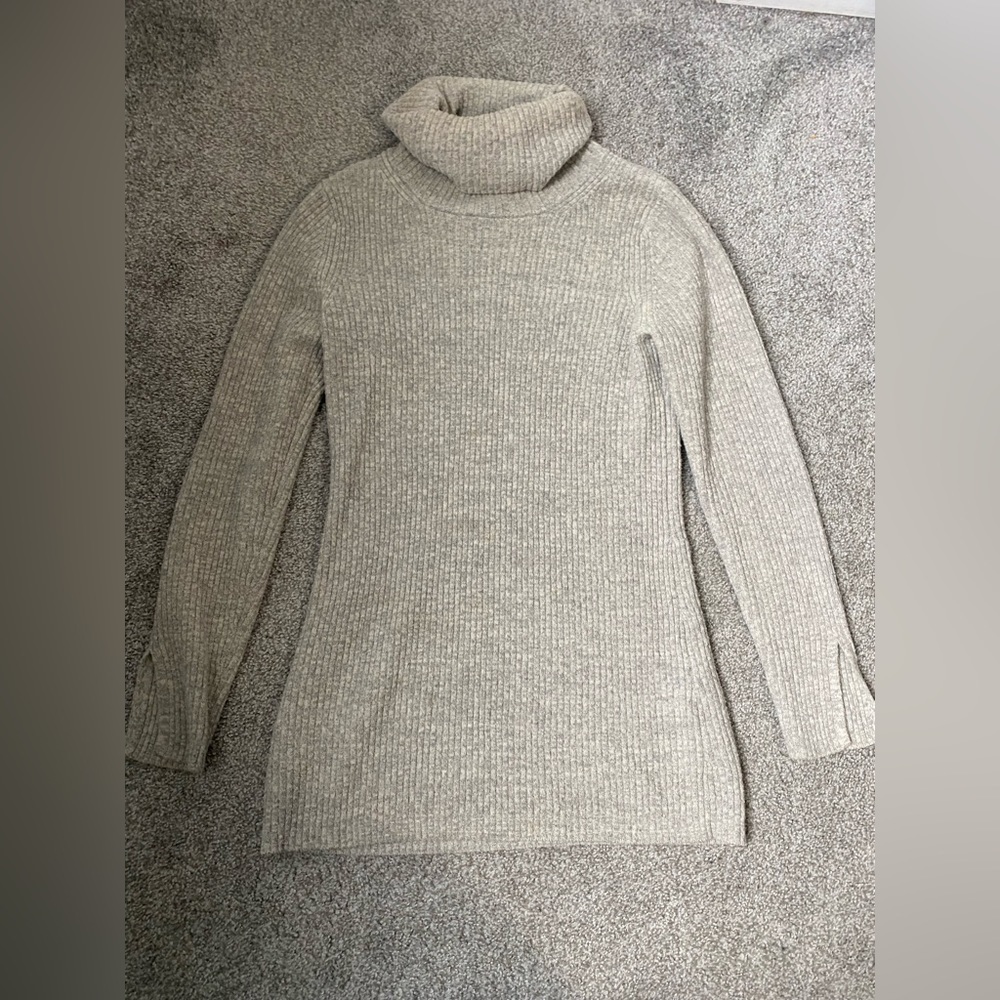 Banana Republic women’s beige turtleneck sweater, small​​​​